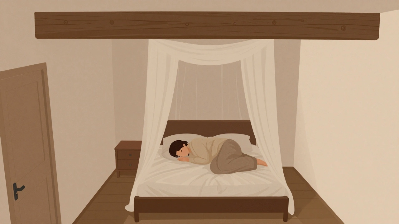 Кровать расположена под балкой потолка, над ней мягкая тканевая занавеска, в комнате тёплые тона и уютная обстановка.